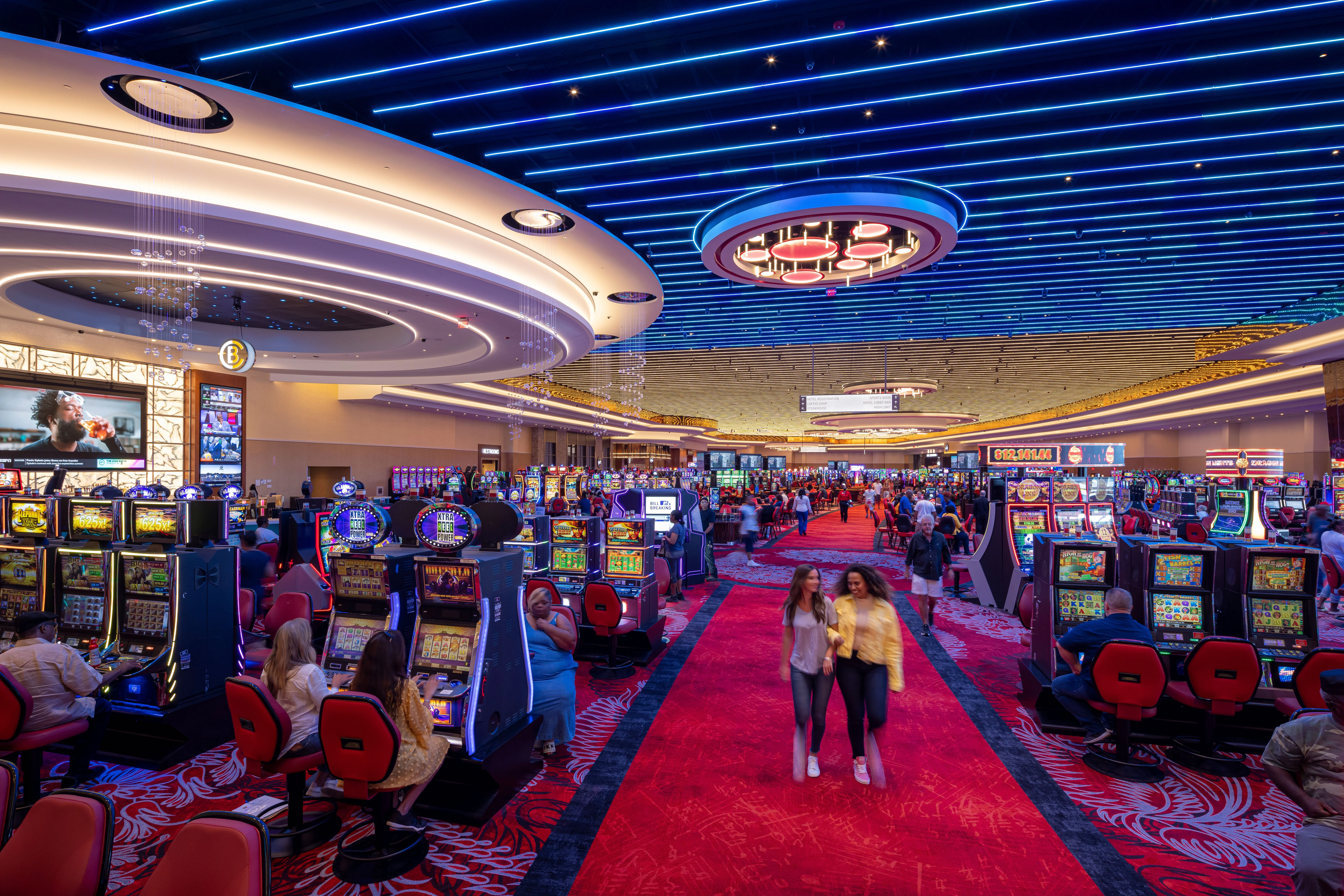 Ambiente de casino elegante con mesas de juego