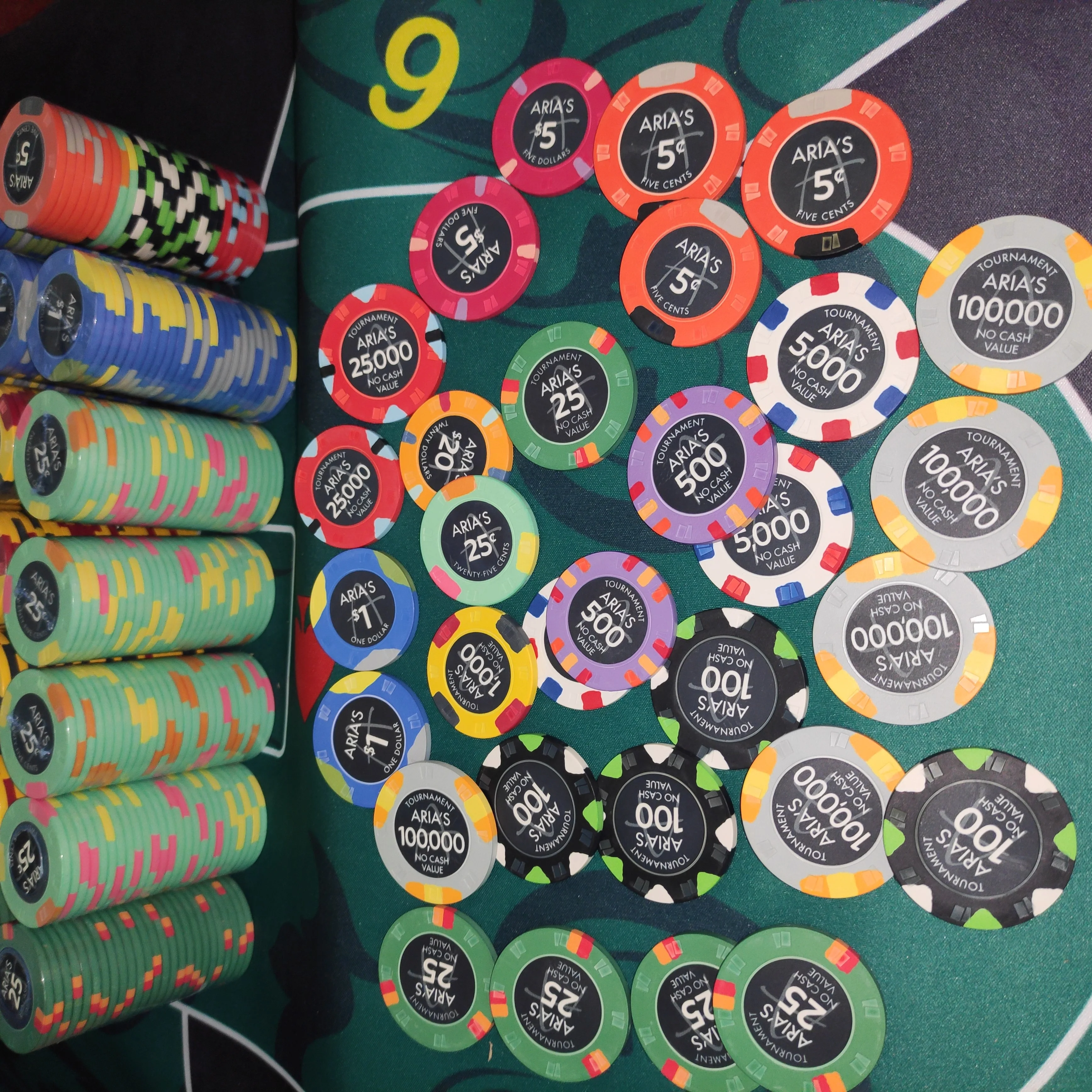 Fichas y cartas sobre mesa de casino de lujo
